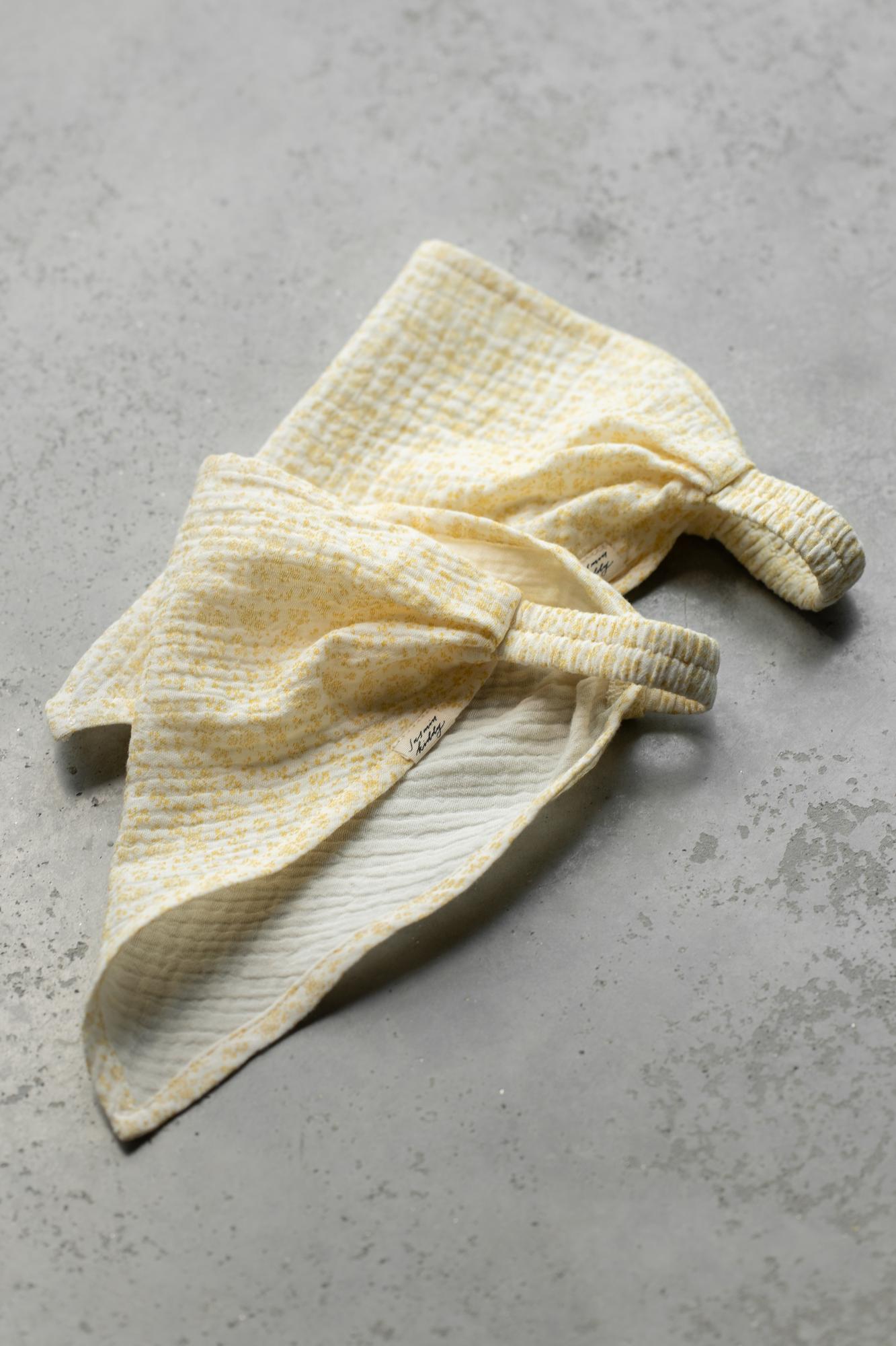 Косынка желтая в цветочный принт