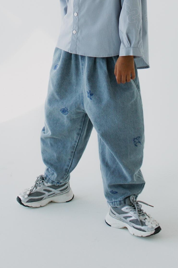 Джинсы-бананы с вышивкой