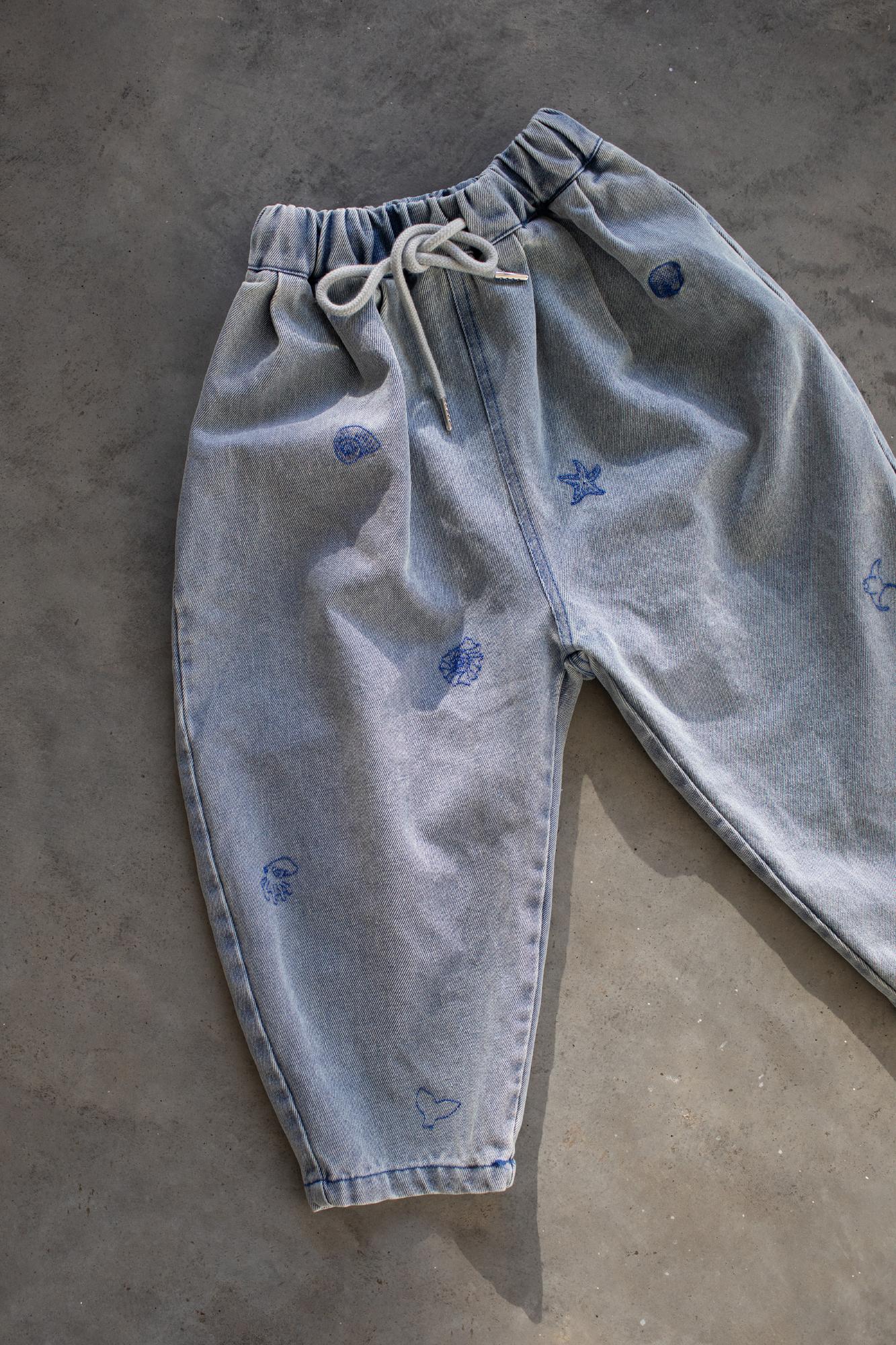 Джинсы-бананы с вышивкой