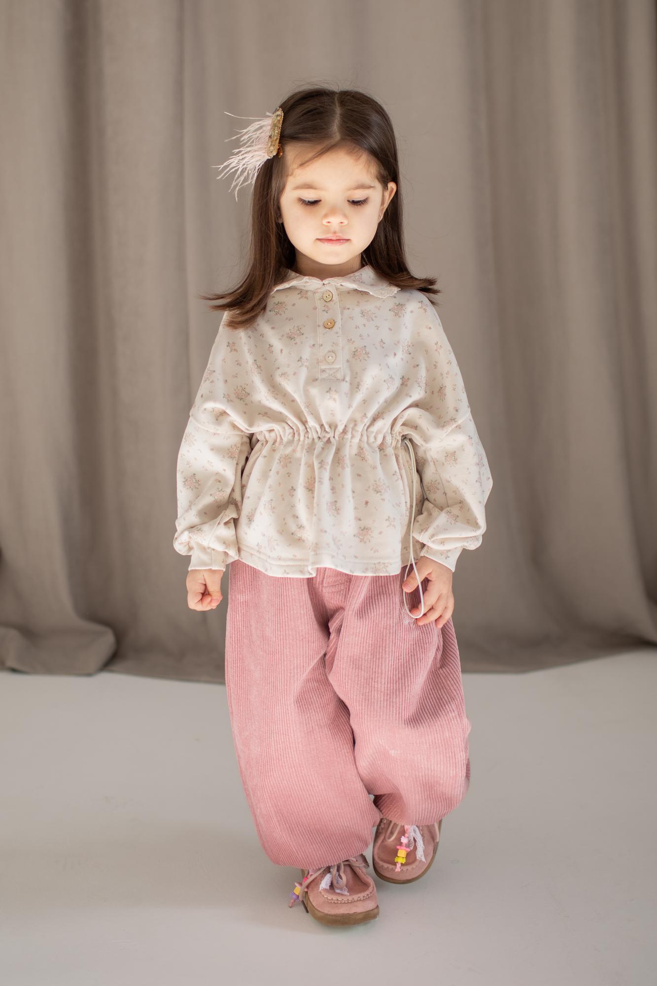 Поло с акцентной сборкой "Soft Bloom"