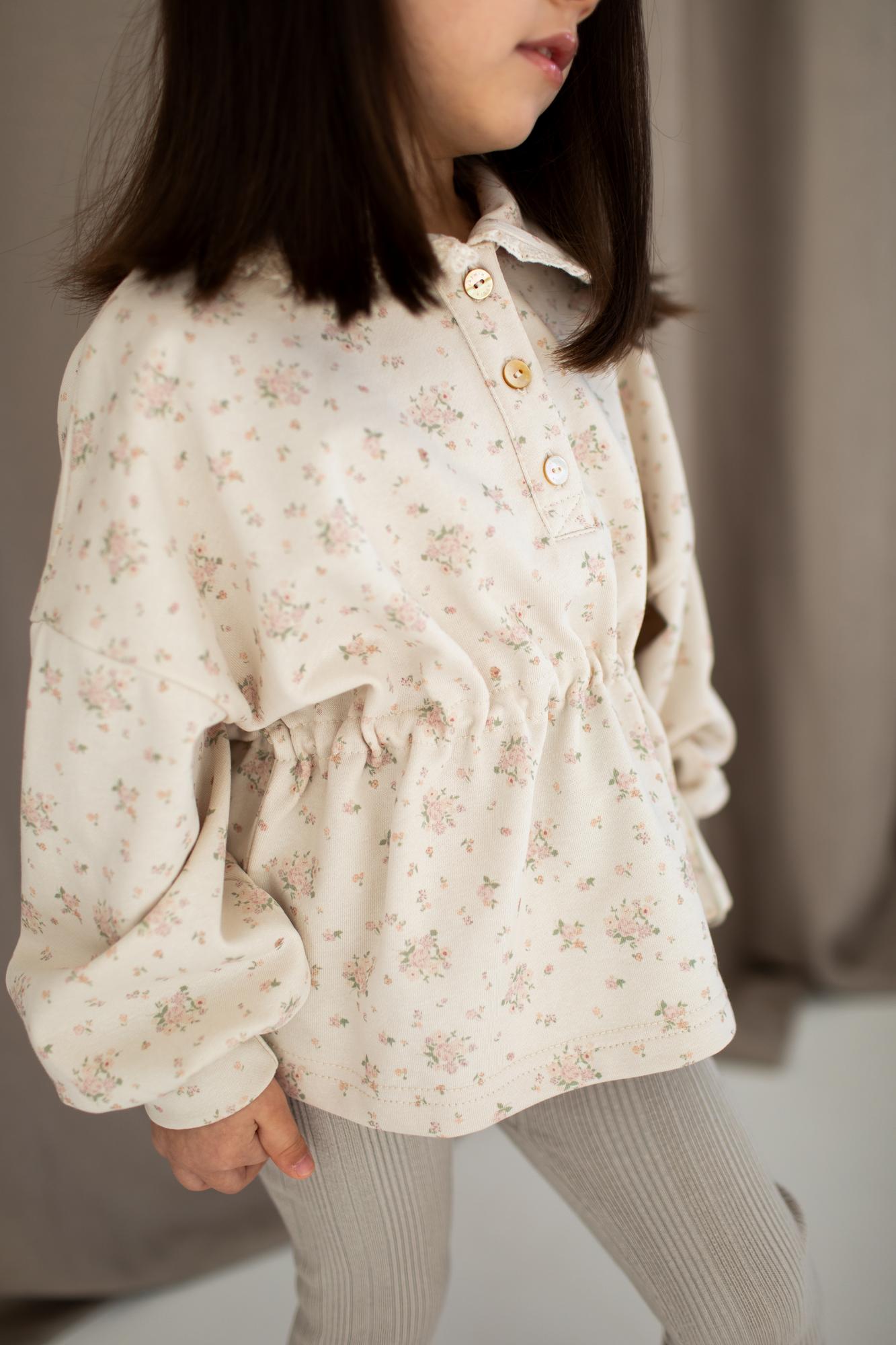 Поло с акцентной сборкой "Soft Bloom"