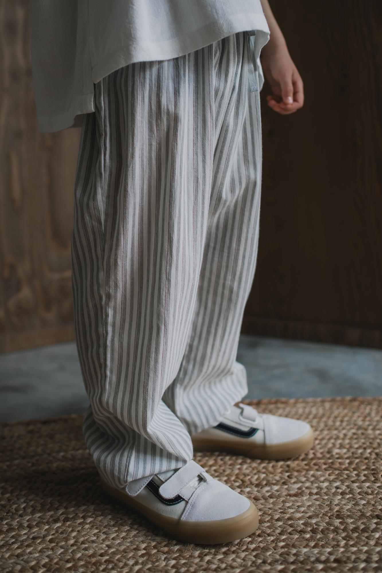 Брюки в полоску молочно-серые