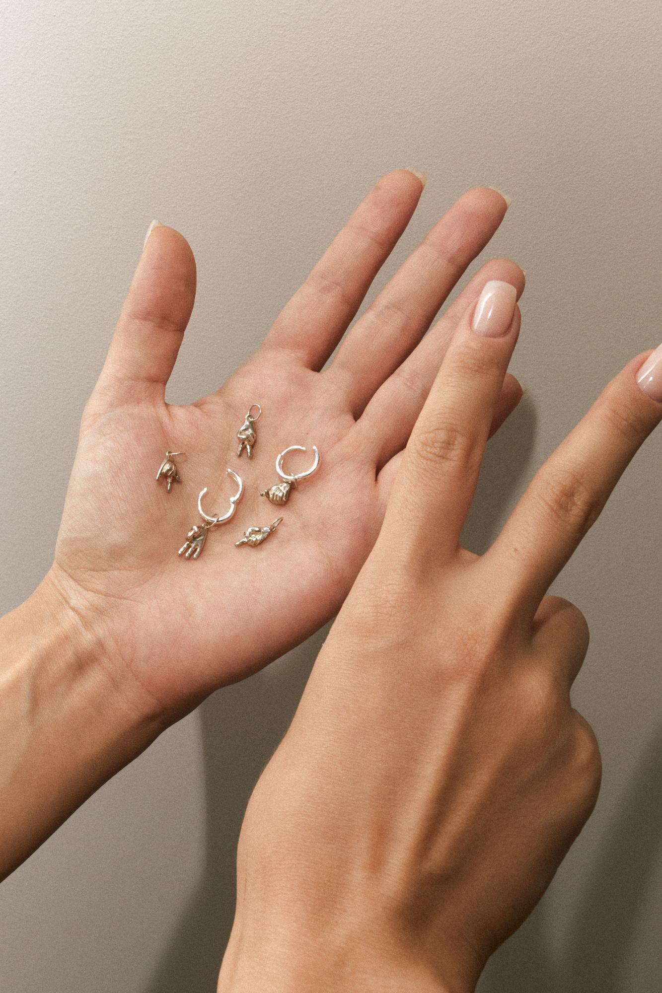 Моносерьга с подвеской Hands