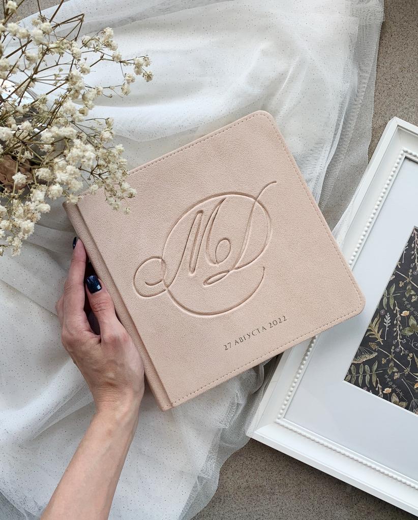 Заказать КВАДРАТНУЮ книгу пожеланий 21х21 см с классическим тиснением инициалов
