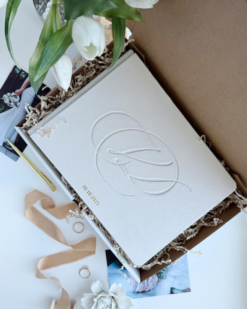 Заказать ПРЯМОУГОЛЬНУЮ книгу пожеланий 21х28,5 см с классическим тиснением и инициалов