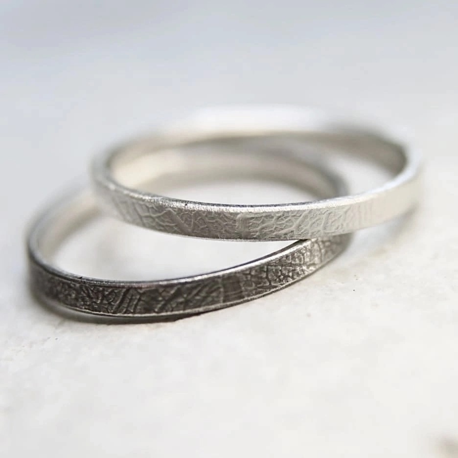 Кольцо с текстурой листа