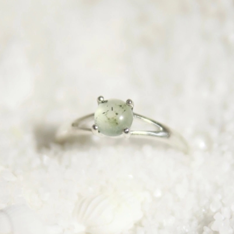 Кольцо с натуральным камнем