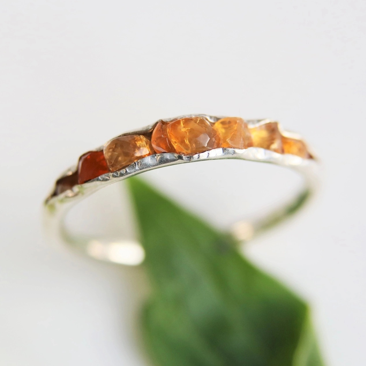 Кольцо-крошка с натуральным камнем