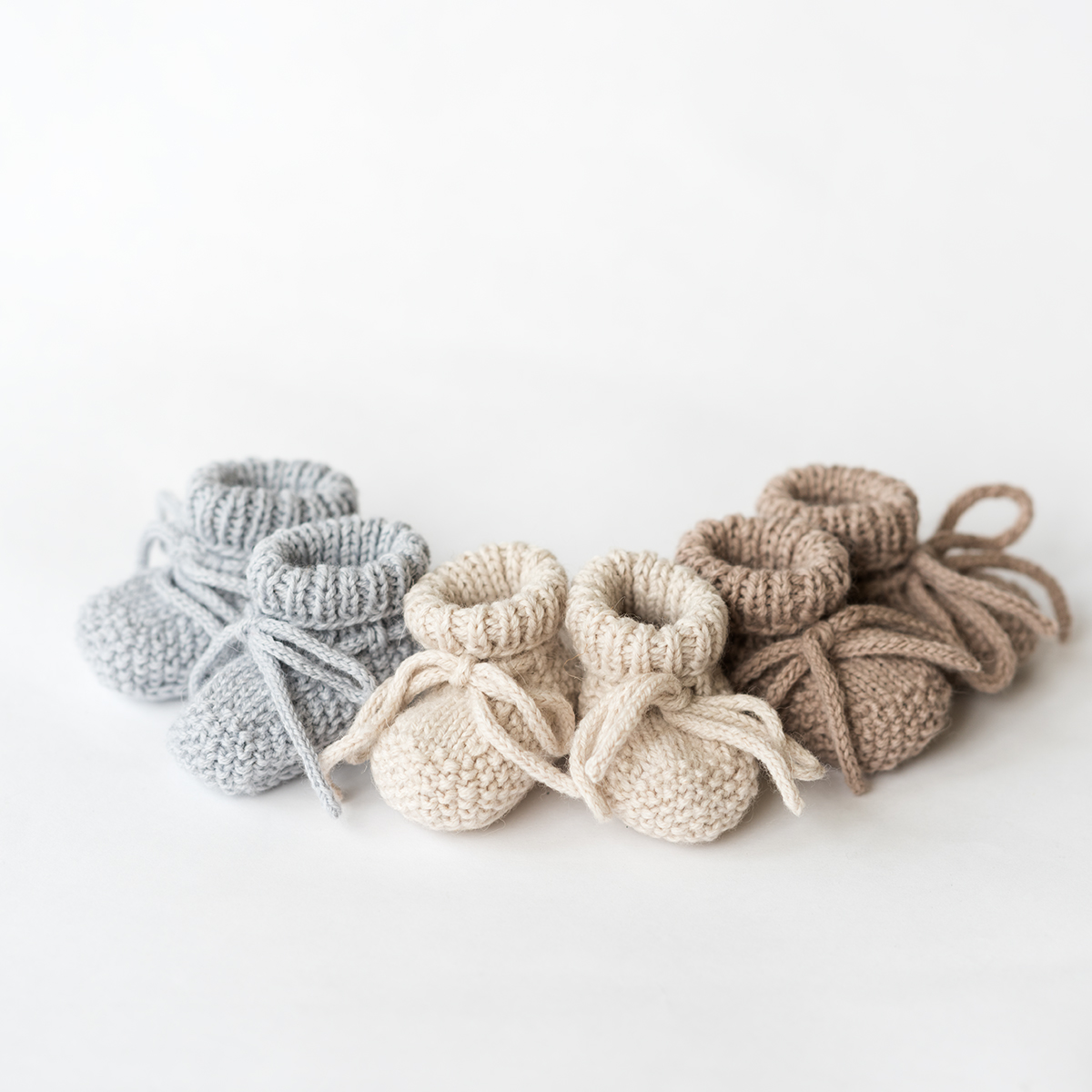 Вязаные пинетки из мериносовой пряжи