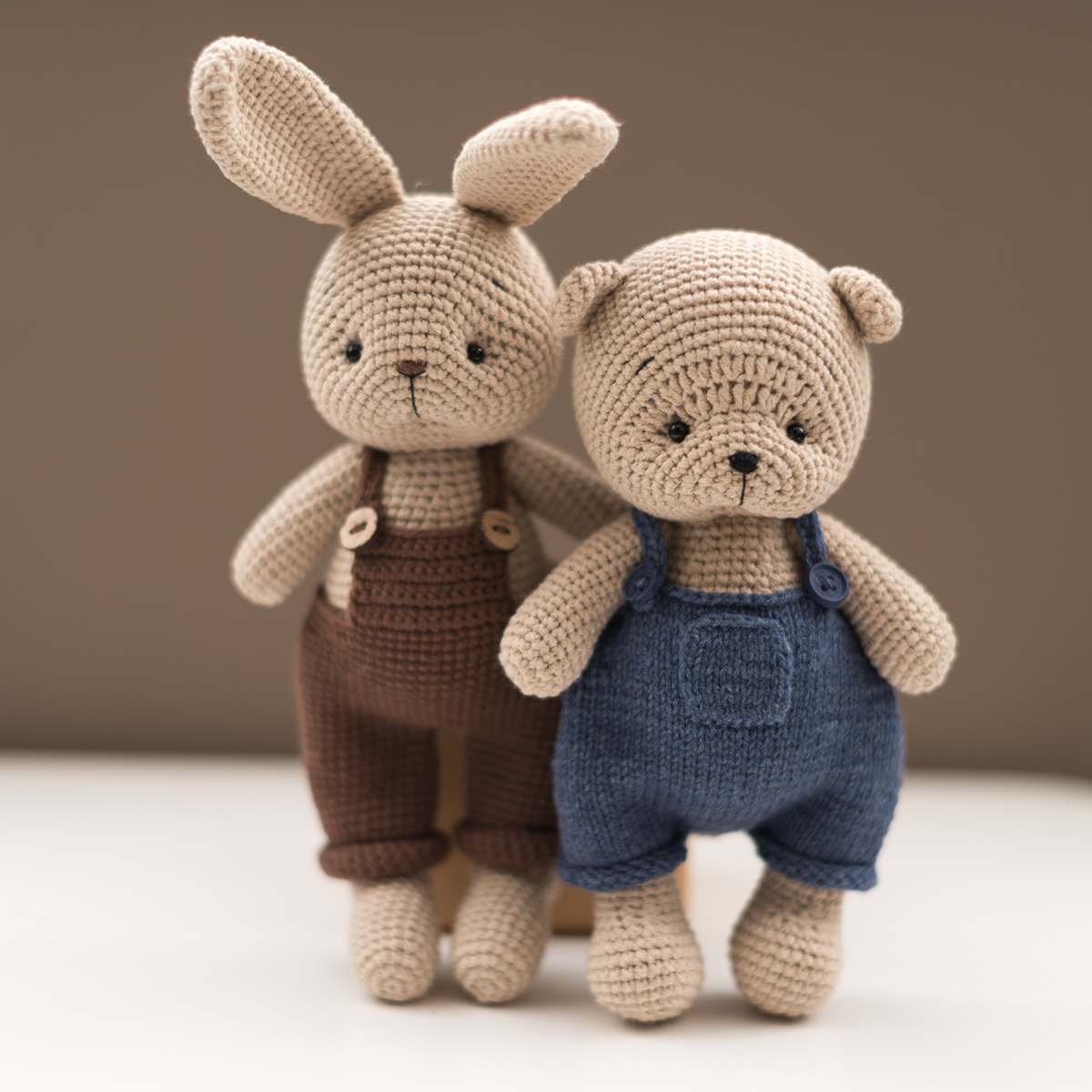 Игрушка-амигуруми Зай в комбинезоне