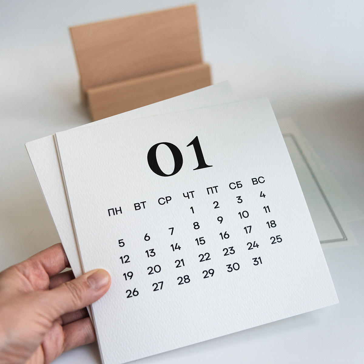 Настольный календарь на деревянной подставке