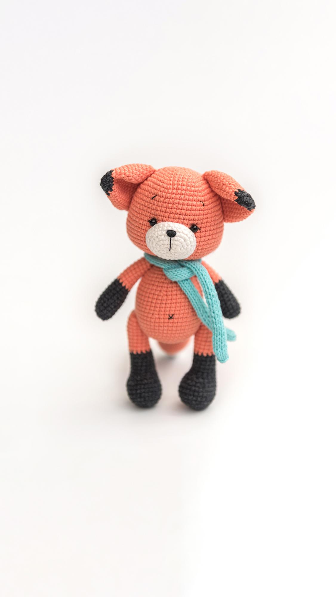 Игрушка-амигуруми Лис в шарфе