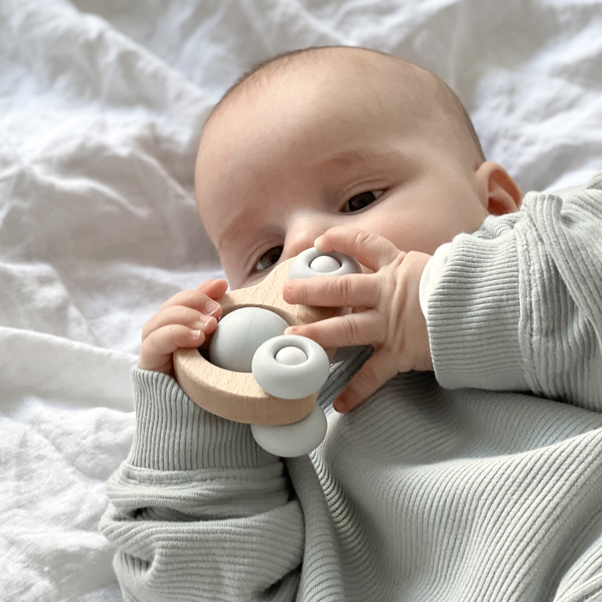 Деревянная машинка с силиконовыми колесами Car