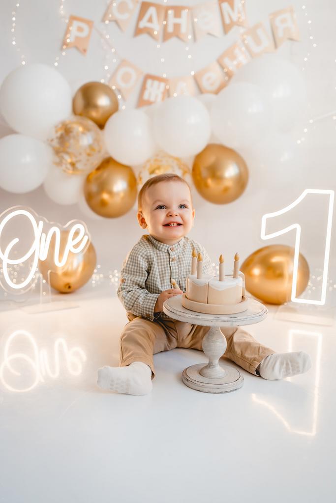 Фотозона Бело-золотые шарики