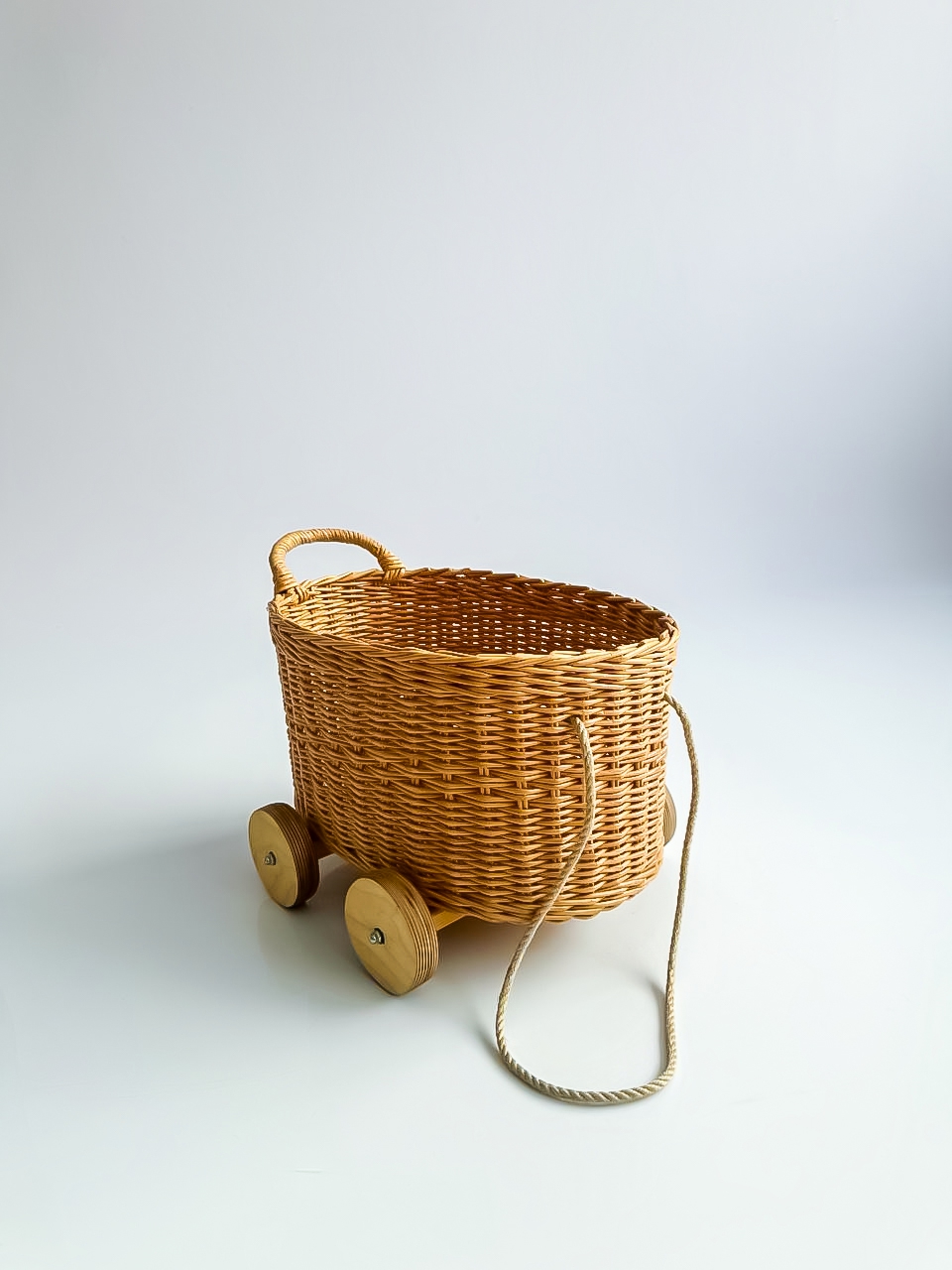 Корзинка на колесиках