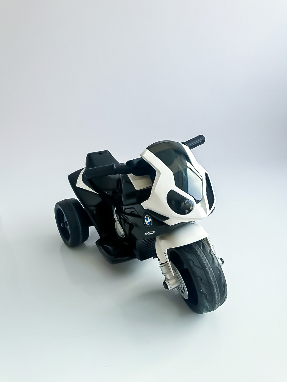 Мотоцикл черный на 1-2 года