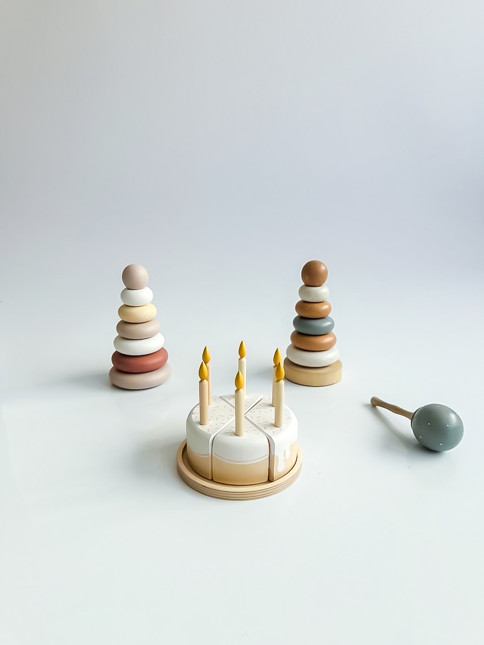 Деревянный тортик и пирамидки