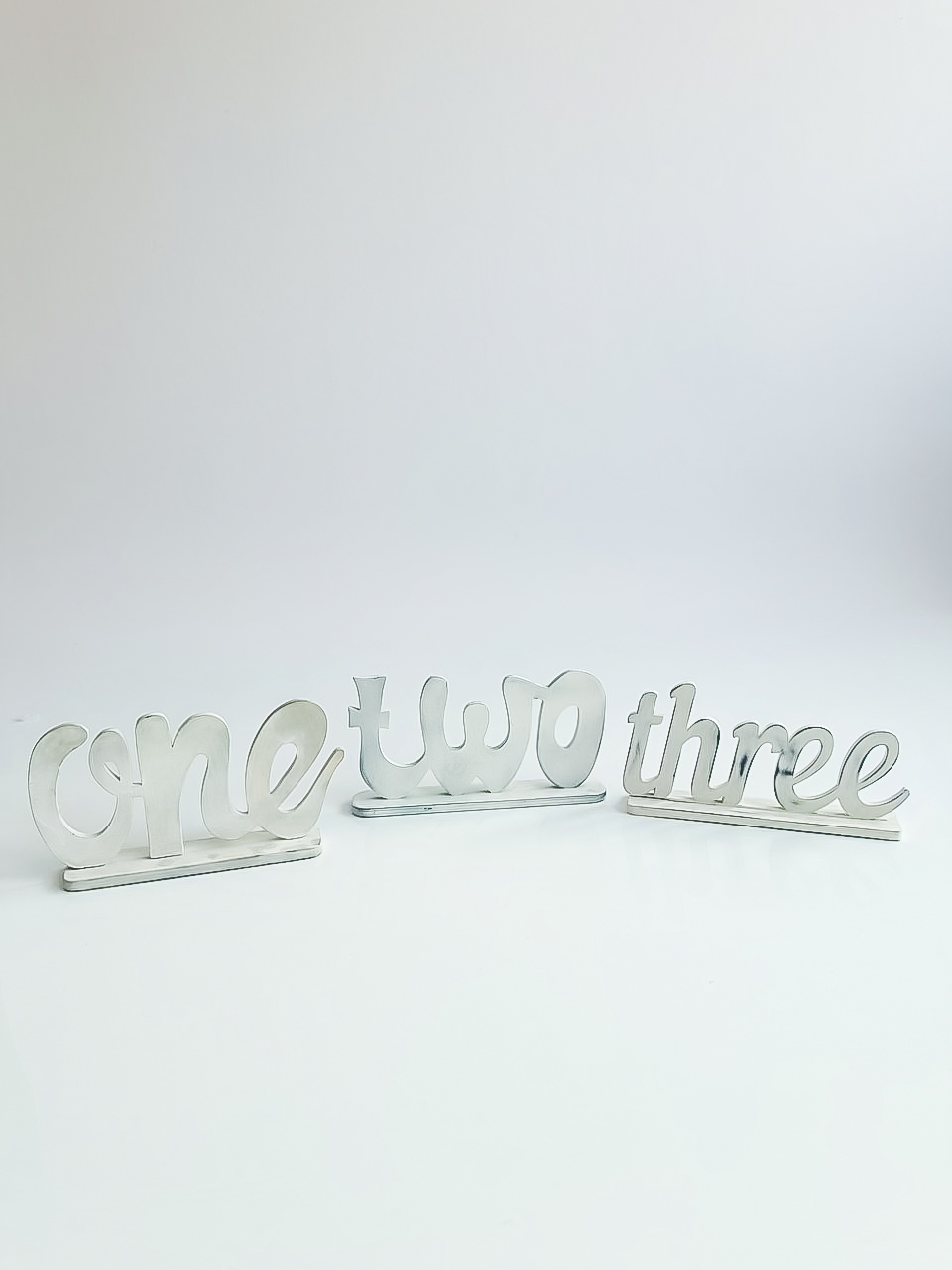 Надписи белые