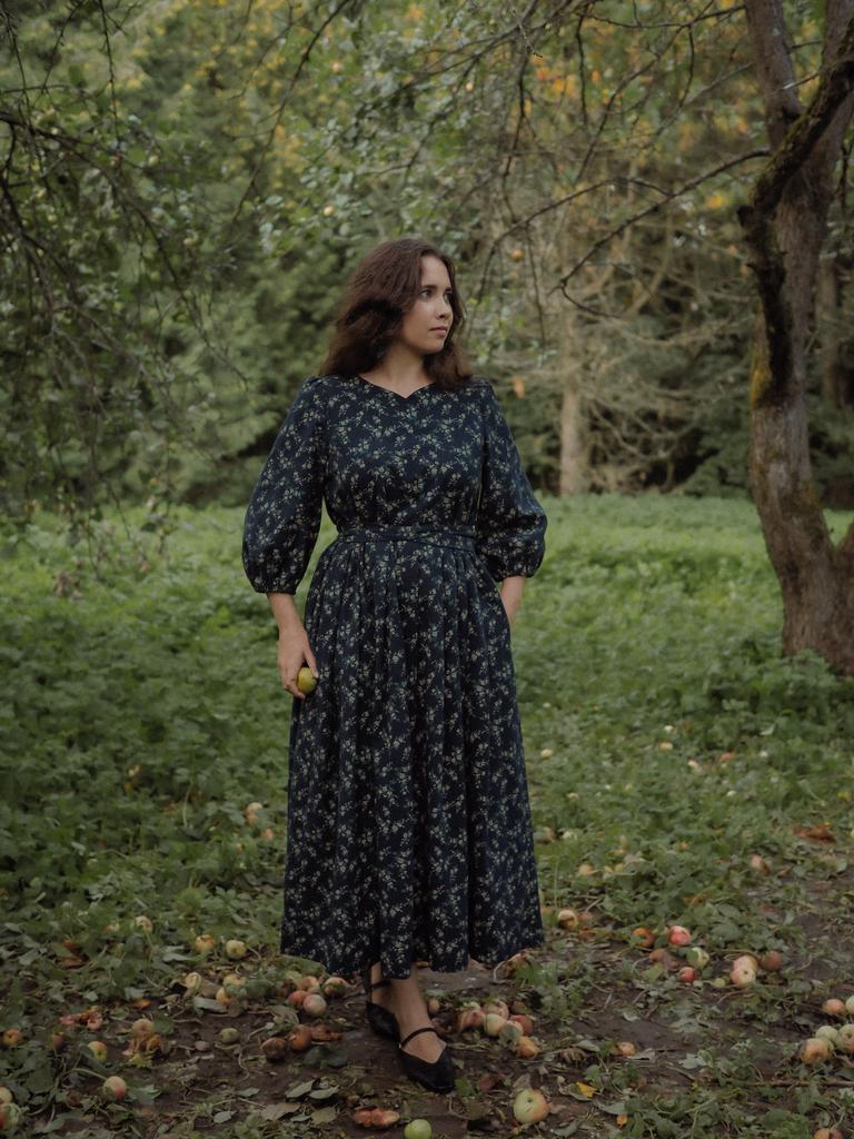 Платье «Хранительница» фланель розочки на темно-синем