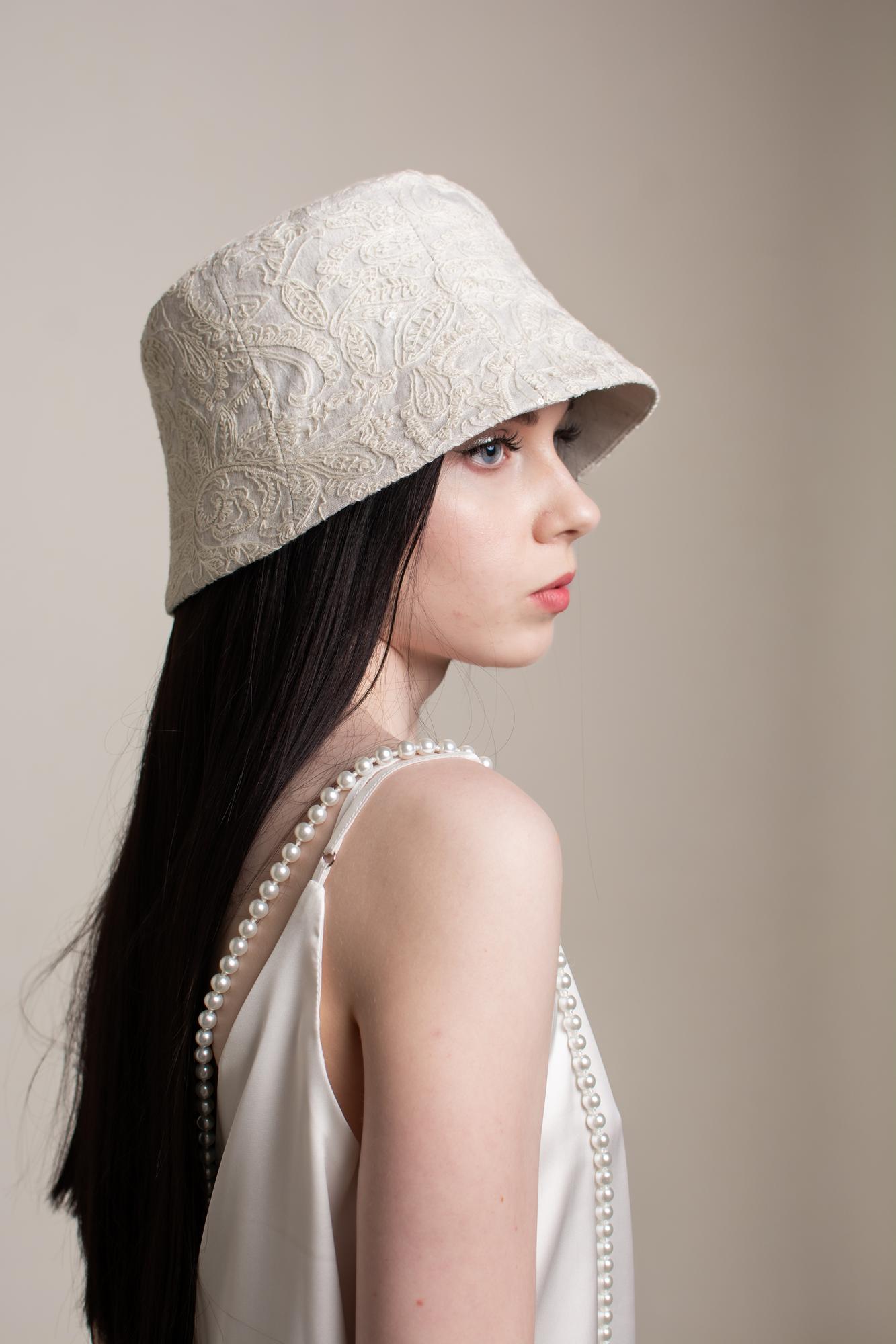 "Клош" из кружевного полотна