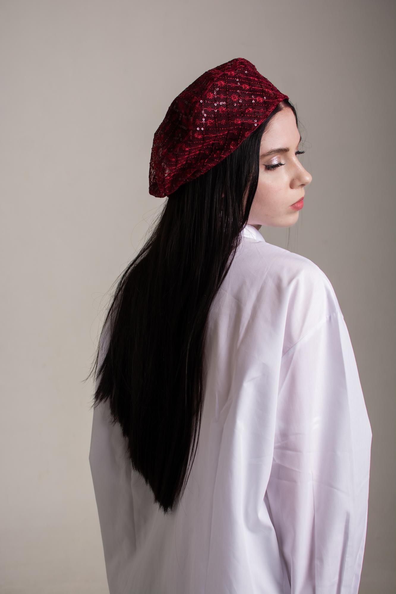 Берет из кружева бордовый