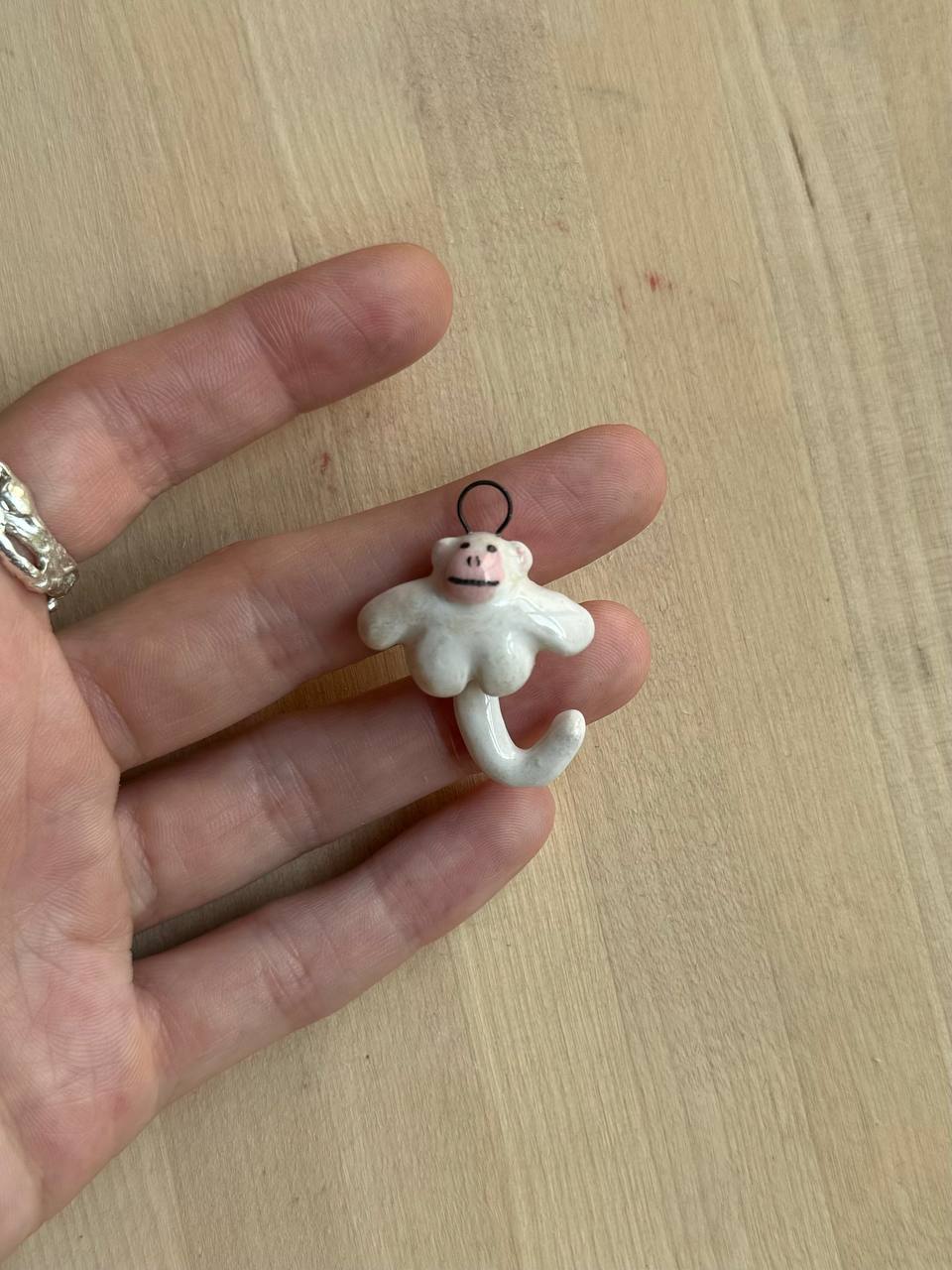 подвеска белая обезьянка с висячим хвостом