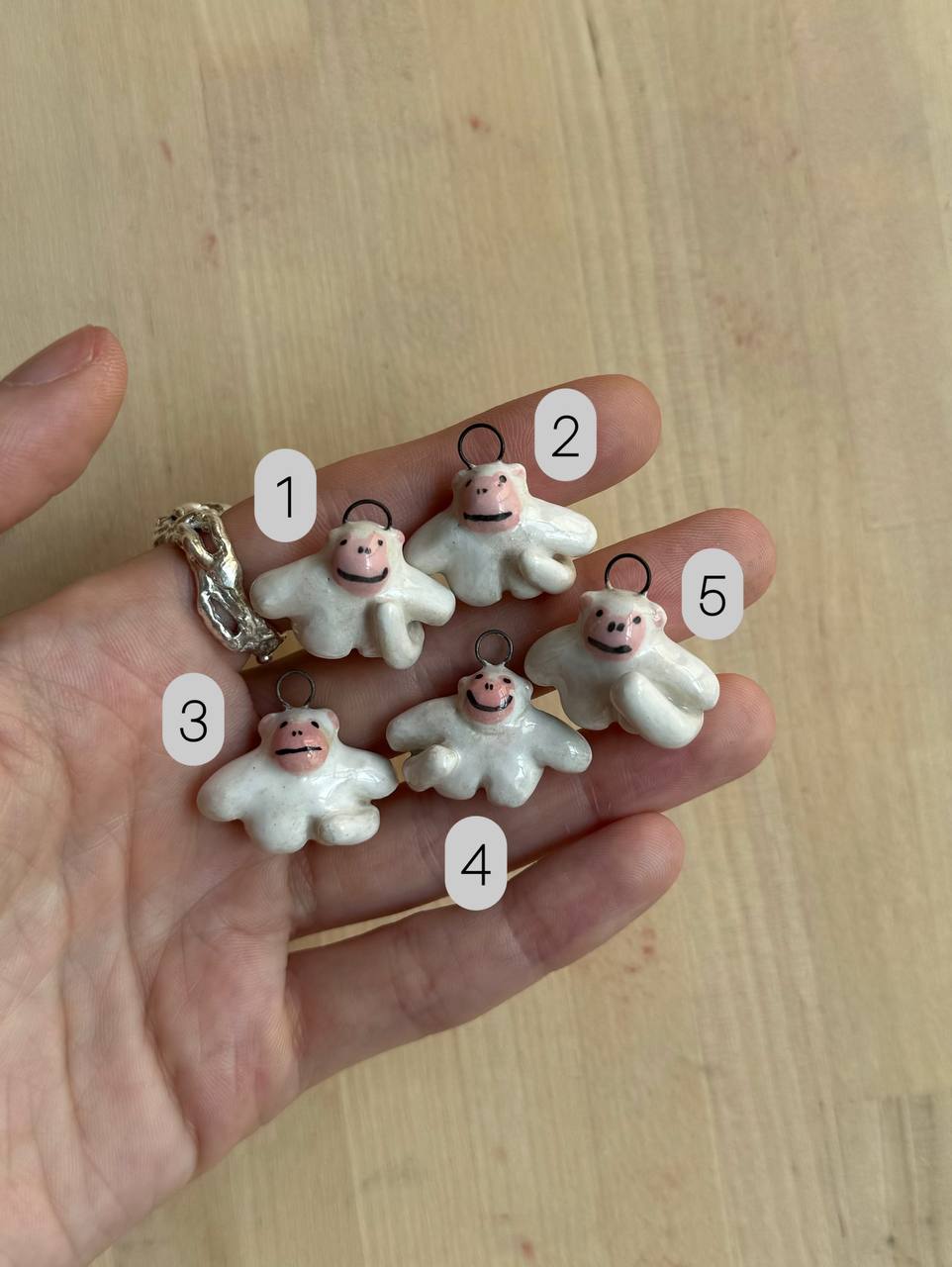 подвески белые обезьянки без трусов