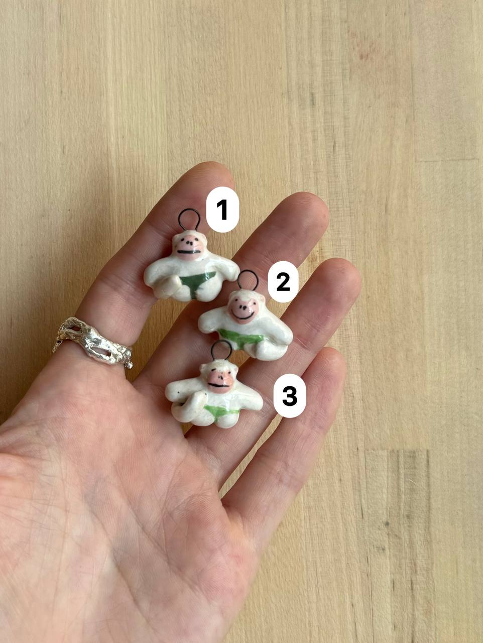 подвески белые обезьянки в зелёных трусах