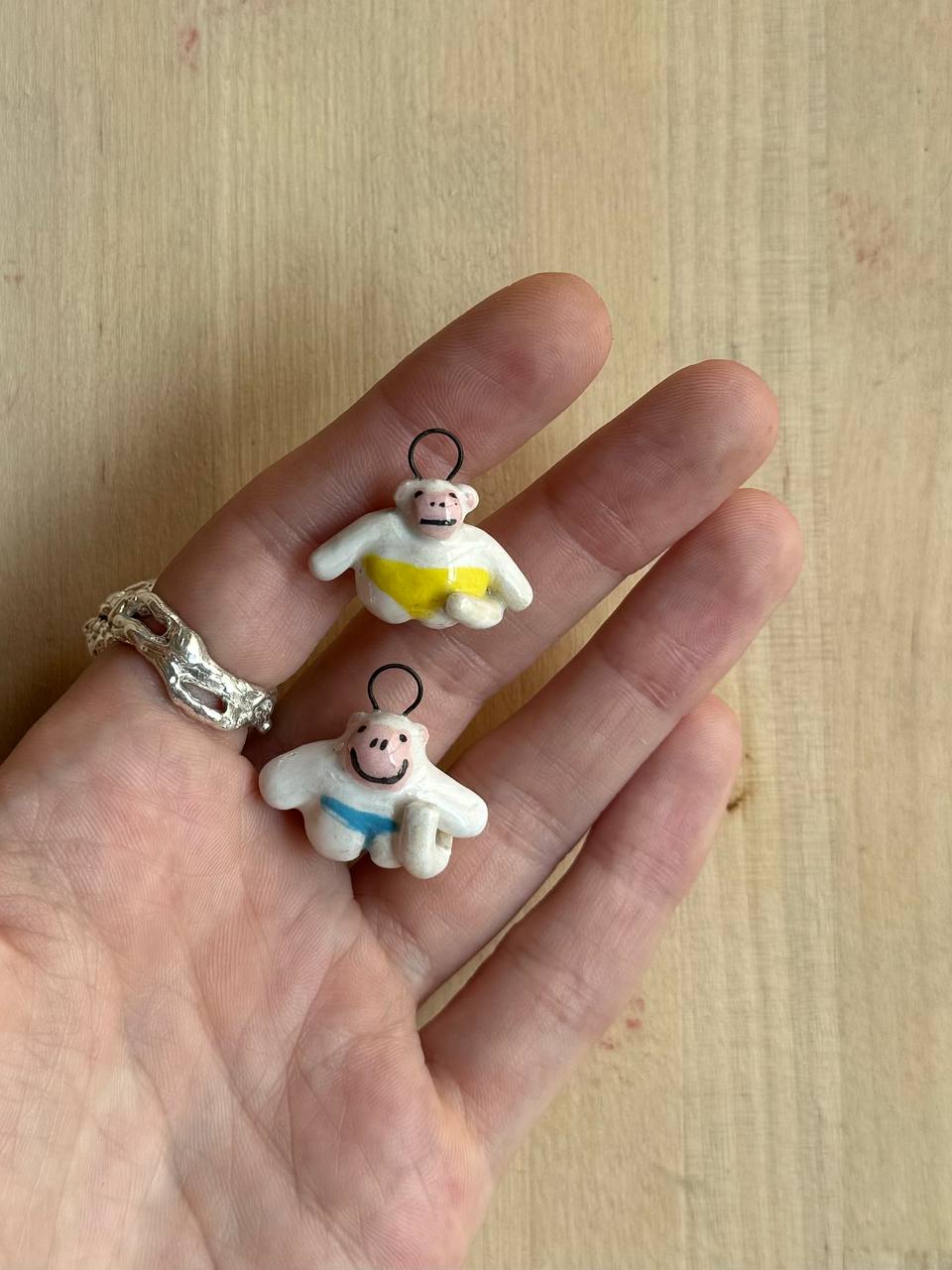 подвески белые обезьянки в цветных трусах