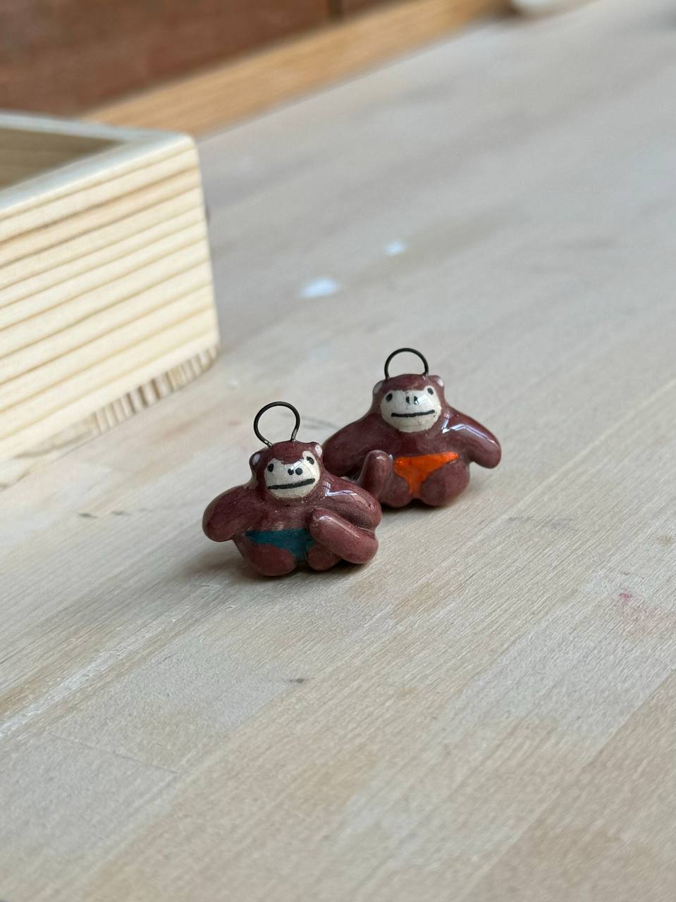 подвески светло-коричневые обезьянки в цветных трусах