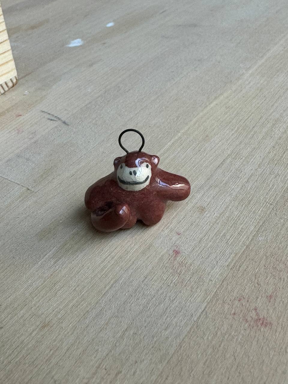 подвеска светло коричневая обезьянка с микро-трещинами на попе