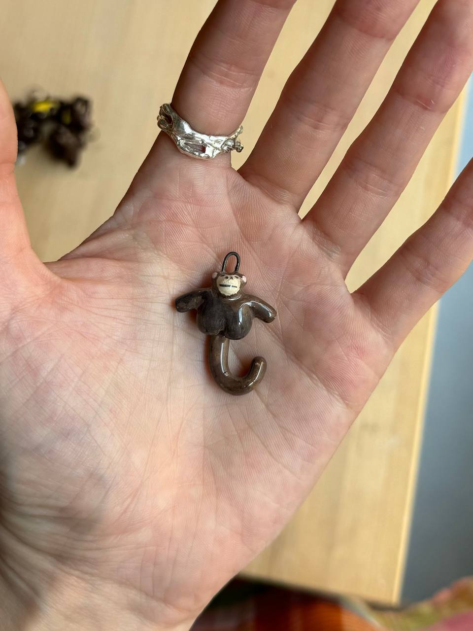 подвеска тёмно-коричневая обезьянка с висячим хвостом