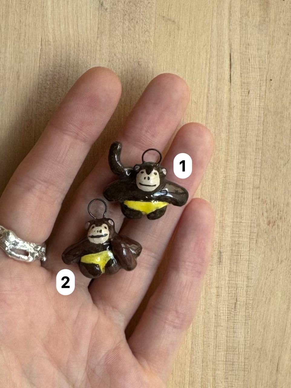 подвески тёмно-коричневые обезьянки в жёлтых трусах