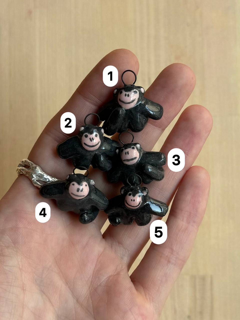 подвески чёрные обезьянки без трусов