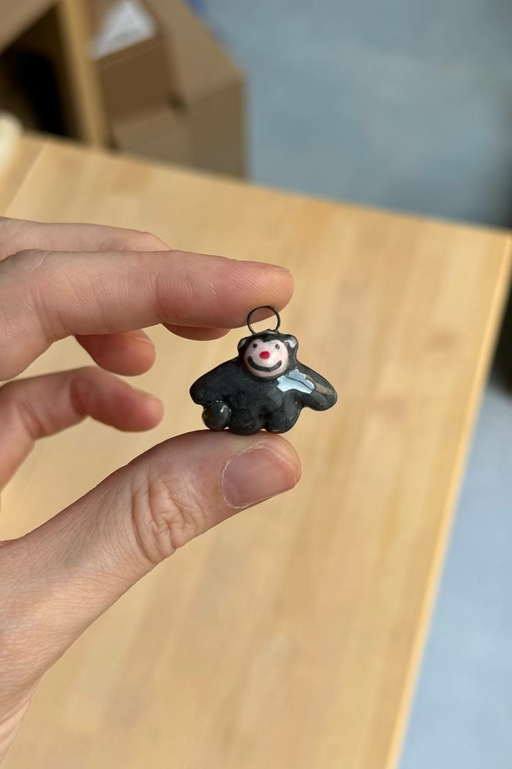 чёрная обезьянка с красным носом и... лысиной...