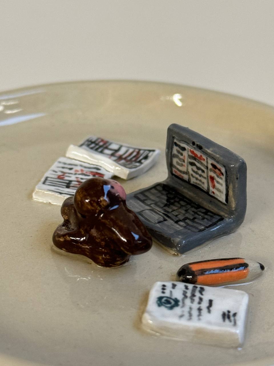 блюдце "офисная обезьяна таблички не боится"