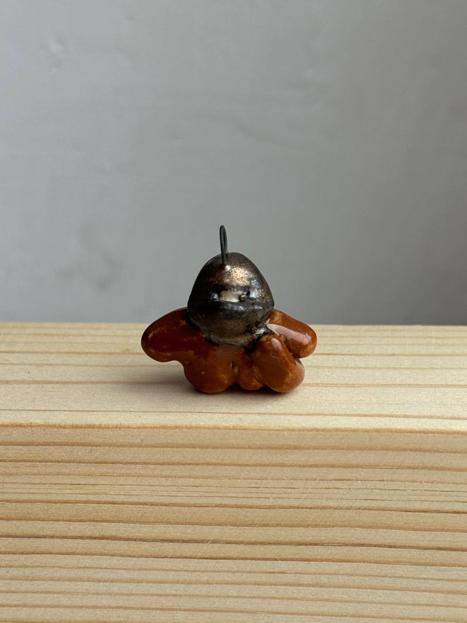 подвеска зверь в шлеме коричневый