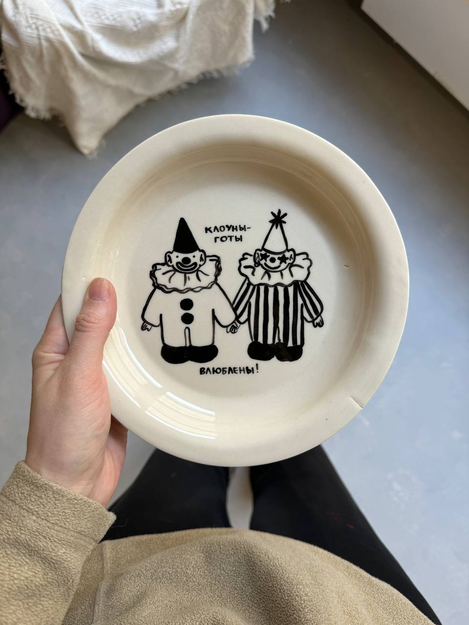 тарелка "клоуны-готы влюблены" ТРЕЩИНА