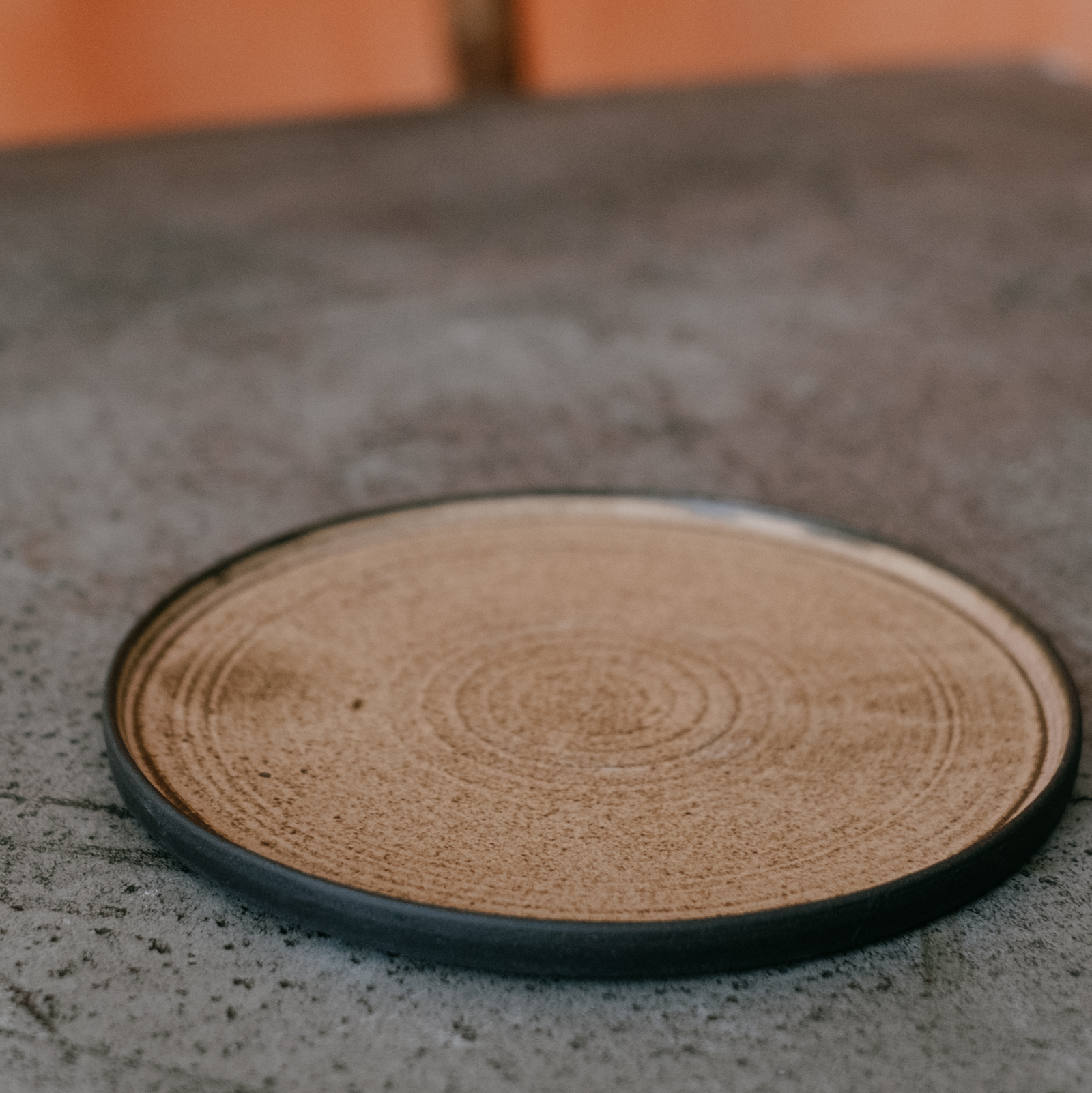 Тарелка (коричневый)