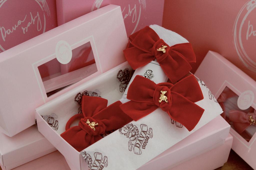 Подарочный набор  «Золотой мишка» =  гольфы белые/красный + две резинки