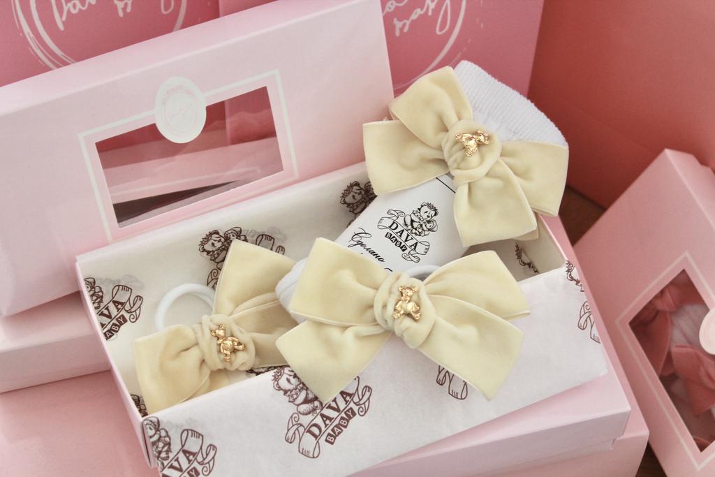 Подарочный набор  «Золотой мишка» =  гольфы белые/молочный + две резинки