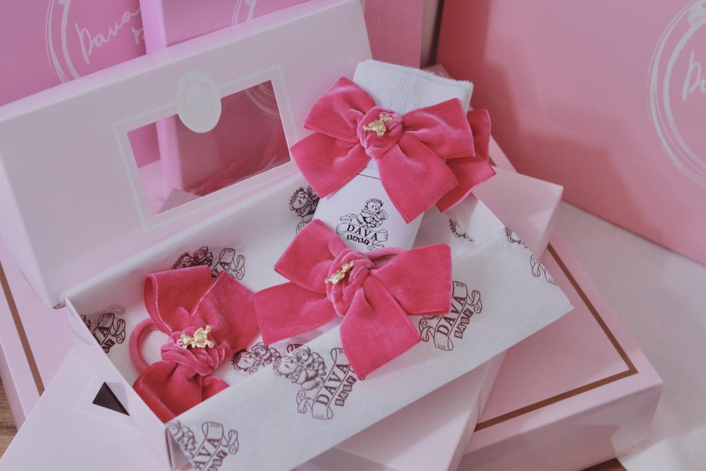 Подарочный набор  «Золотой мишка» =  гольфы белые/малиновый + две резинки