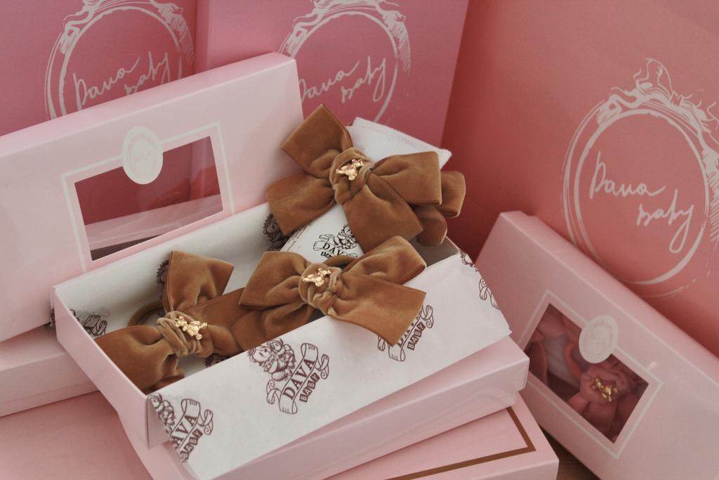 Подарочный набор  «Золотой мишка» =  гольфы белые/карамель + две резинки