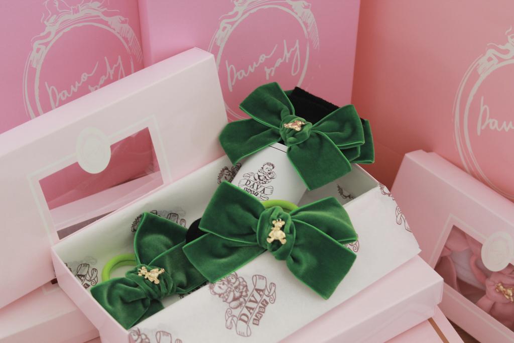 Подарочный набор  «Золотой мишка» =  гольфы черные/зеленый-розовый+две резинки