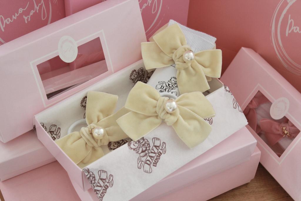 Подарочный набор  «Жемчужинка» =  гольфы  белые/молочный+ две резинки