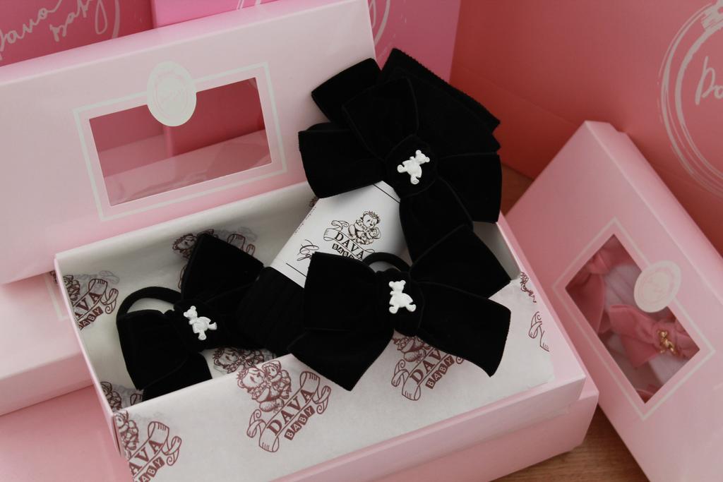 Подарочный набор  «Bear Black and White» =  гольфы черный/черный+ две резинки черные