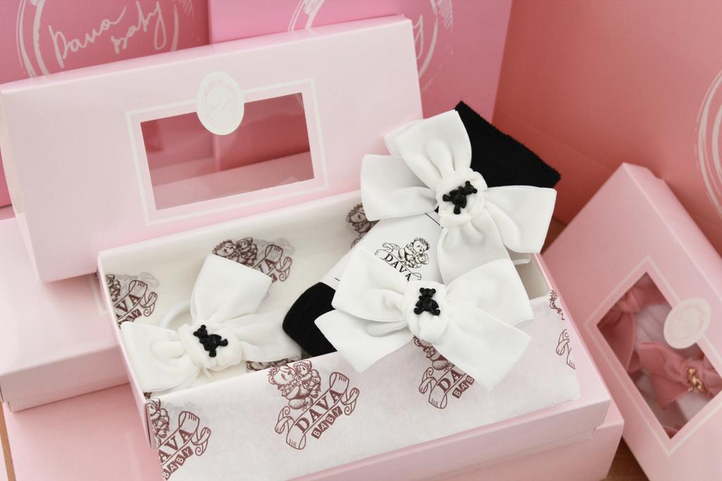 Подарочный набор  «Bear Black and White» =  гольфы черный/белый+ две резинки белые