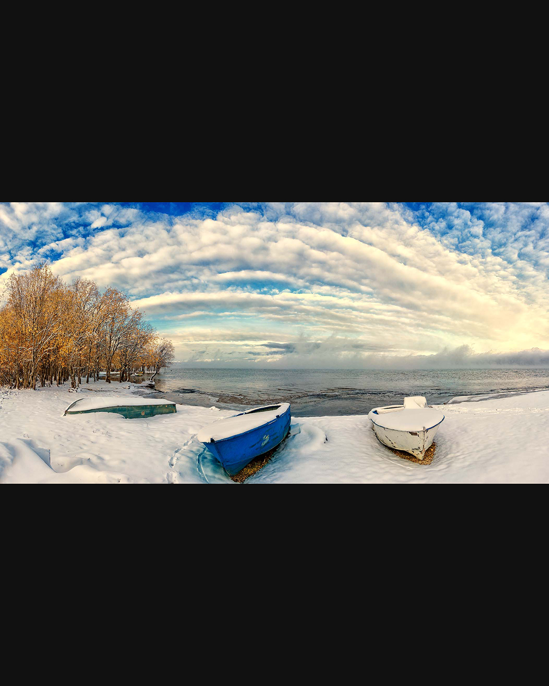 Снег на озере