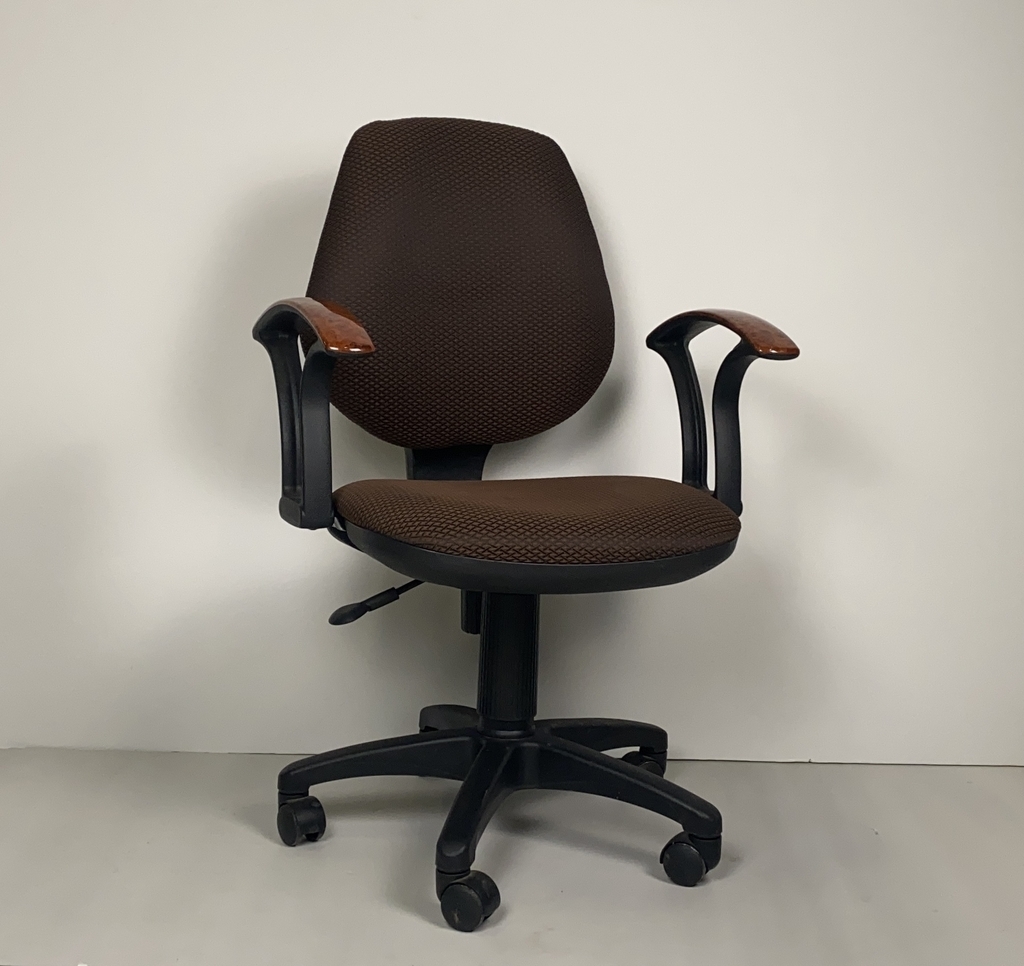 Кресло офисное с деревянными подлокотниками