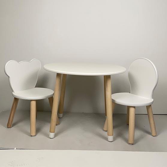 стол и детские стулья